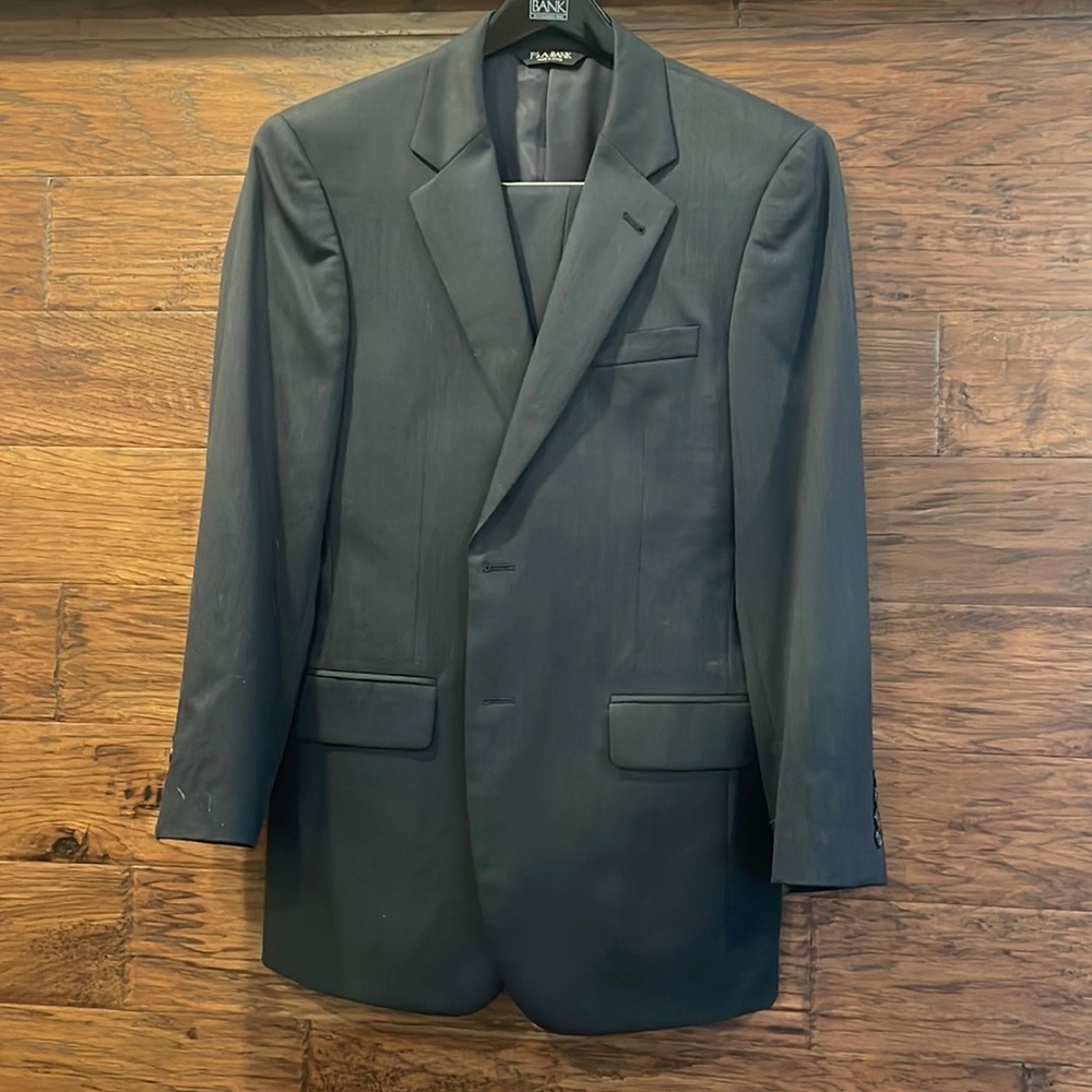 Jos A Banks 100% all season wool suit in navy BRAND NEW NEVER WORN
